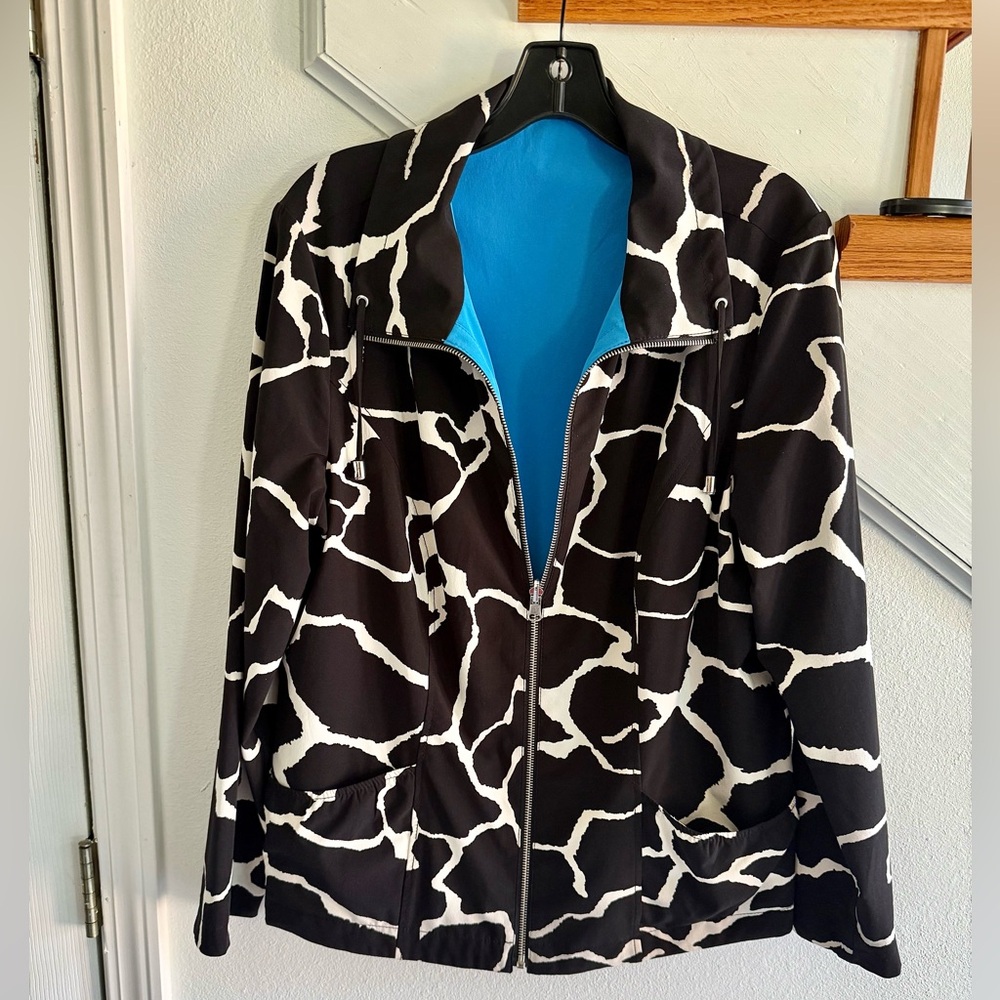 Stylish Black and White Women's Jacket used 2x dry cleaned no fabric tags